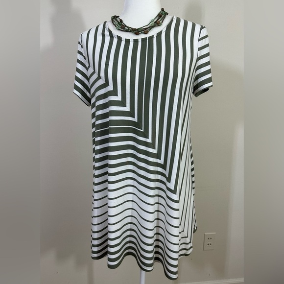 Jessica Simpson sz Md maternity top in olive and off white wandering stripes - Picture 11 of 15